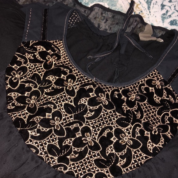 One September size large black embroidered top - Picture 5 of 7